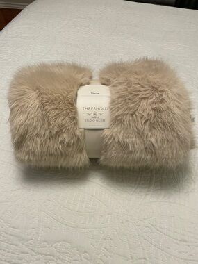 NWT THRESHOLD Designed with Studio McGee Lush Faux Fur Throw 50x60 Luxurious